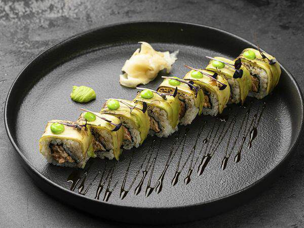 Domo izakaya bar - Ролл с опаленным авокадо, острым крабом и лососем