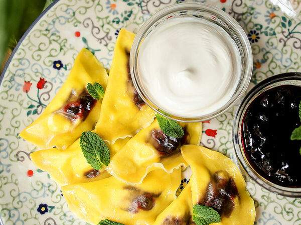 Сыроварня - Вареники с Рикоттой и черной смородиной