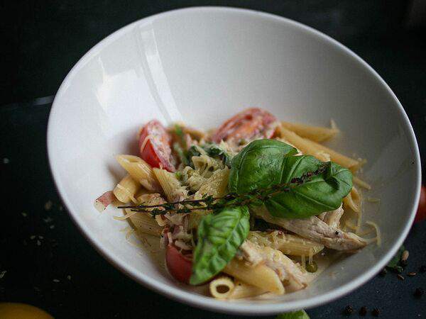 Кафе Арабелла - Пенне с куриным филе и зеленым горошком в сливочном соусе