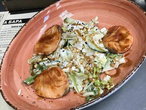 Ресторан 2Avenue - Тёплый салат с лососем