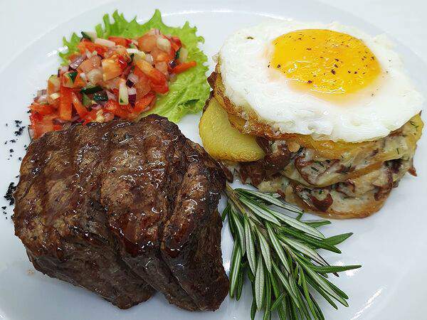 Васнецовъ - Филе миньон с соусом из Вятского Пармезана