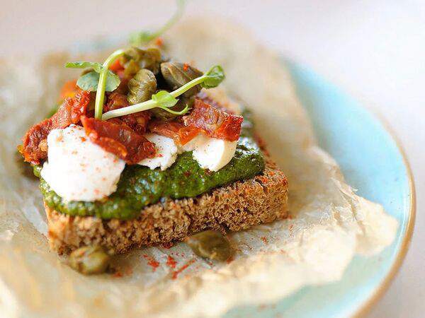 Лакшми - Брускетта с песто, вялеными томатами и сливочным сыром