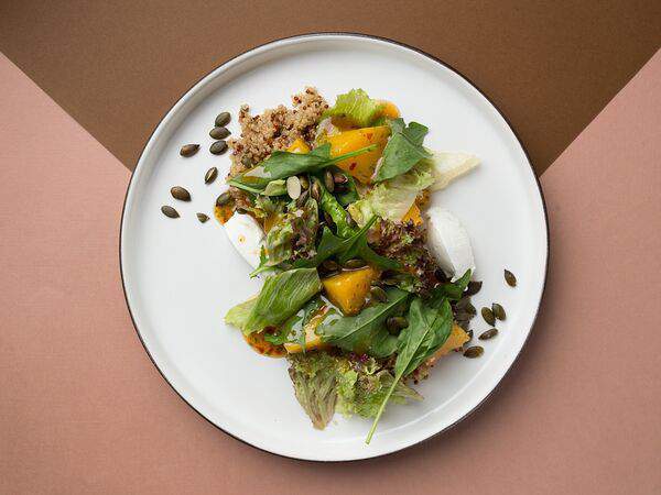 Трактир белый - Салат с печеной тыквой, козьим сыром и киноа