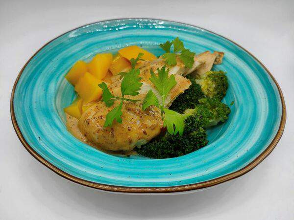 First Bar & Karaoke - Куриная грудка с брокколи и манго