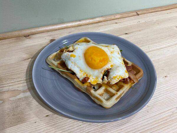 Кормим по-братски - Вафля бельгийская с беконом