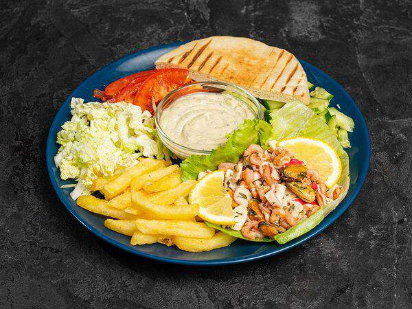 BBQ Shaverma - Шаверма с морепродуктами на тарелке