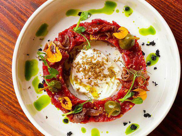 L'angolo Italiano - Классический тартар из говядины с яйцом пашот