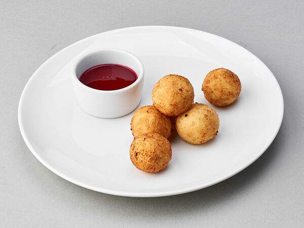 Mojo - Сырники с малиновым соусом