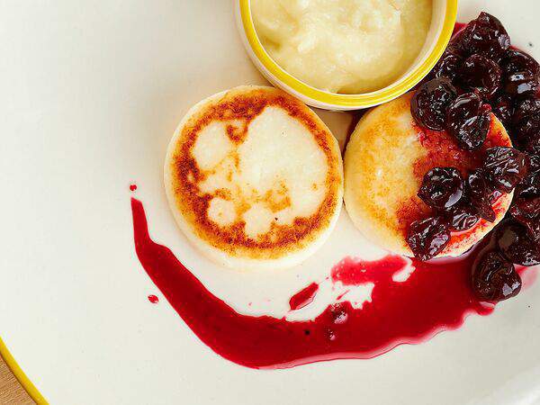 Union Coffee Pizza - Сырники с ванильным и вишневым соусом