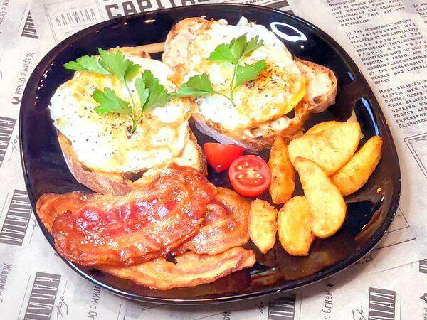 Капитал Grill & Beer - Два тоста с яйцом, беконом и томатами