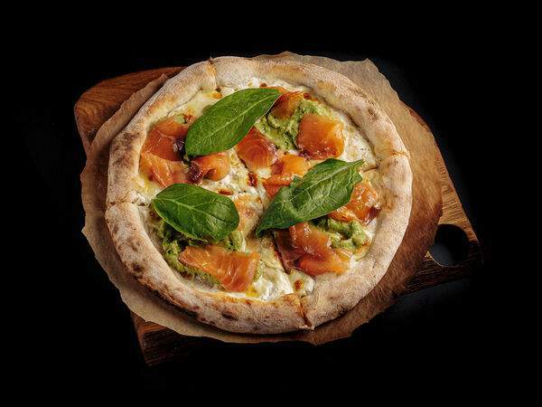 Мона - Пицца с лососем гравлакс и гуакамоле