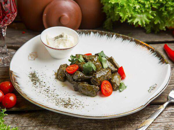 Nar & Sharab - Долма в винoградных листьях с мацони