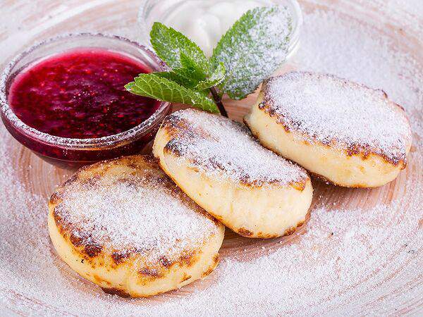 Казачок - Сырники со сметаной и вареньем