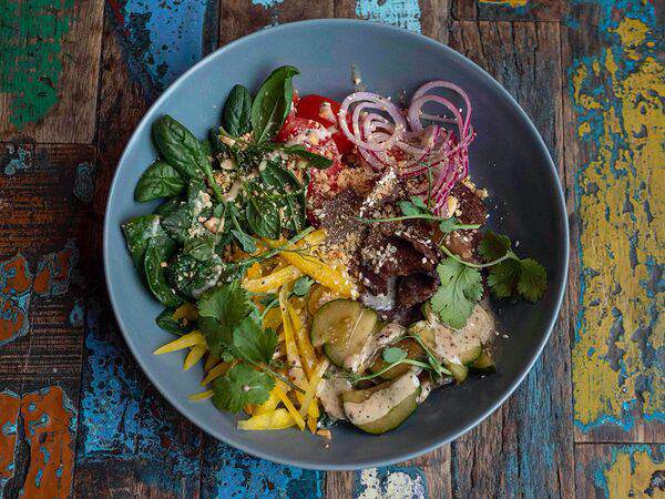 Coffee Room - Салат с битыми огурцами и томленой говяжьей щекой