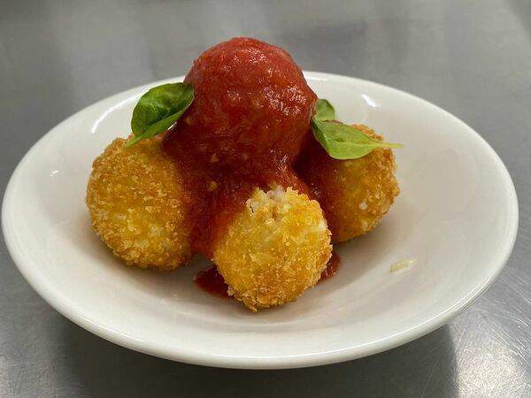 Santa Mozzarella - Крокеты с беконом, чесноком и томатным соусом