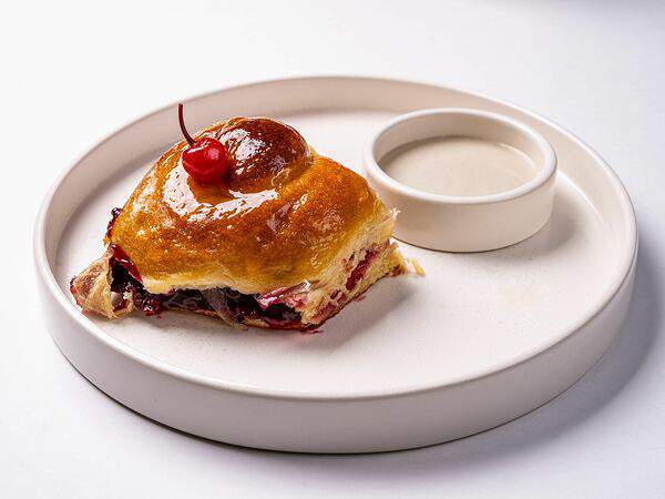 Клево - Булочка с вишней и соусом из халвы