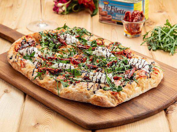 Scrocchiarella - Анчоусы с сыром страчателла, вялеными томатами и руколой