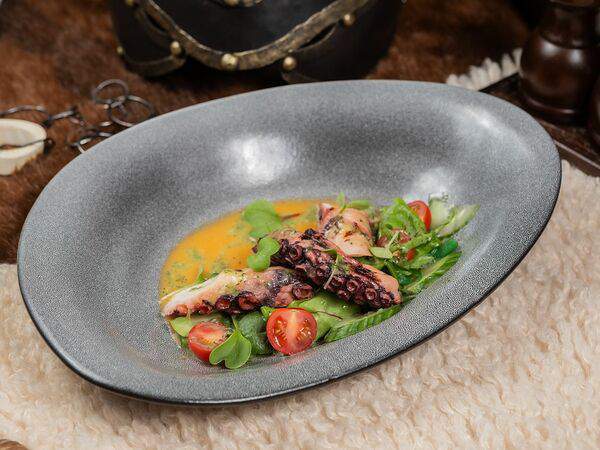 Викинги - Салат с осьминогом, морской капустой и овощами под цитрусовой заправкой