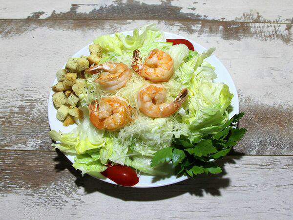 Оливия - Салат Цезарь с тигровыми креветками