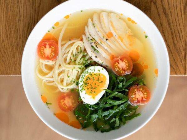 Avocado queen - Куриный бульон с лапшой и шпинатом