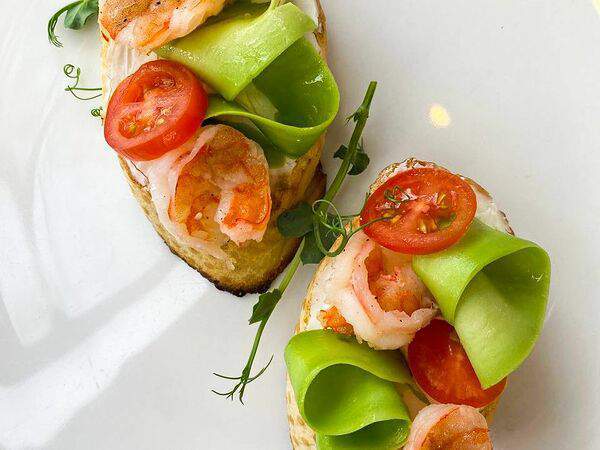 Гастро Бар  Youre Stories - Брускетта с креветками и сливочным сыром