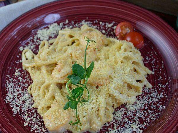 Кофейня 8512 - Спагетти с креветками и кальмарами в томатном соусе