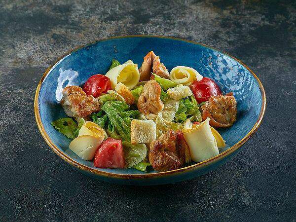 Двор Помидор - Теплый салат с курицей и копченым сыром сулугуни