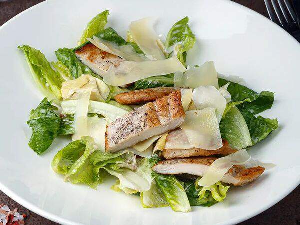 Fratelli - Салат с романо, артишоками и курицей