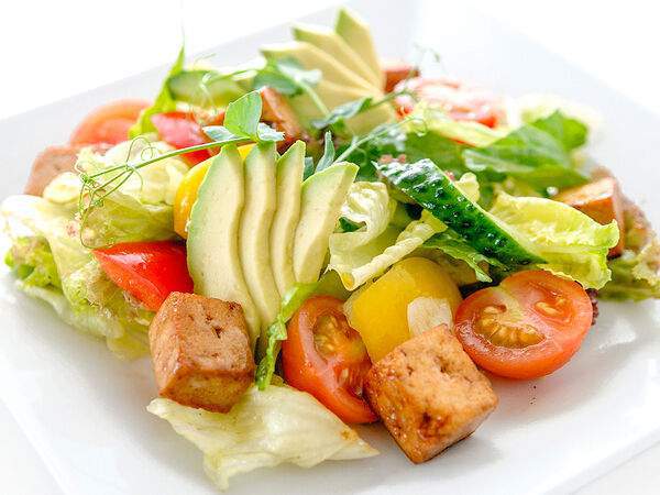 Fusion Sushi - Салат с авокадо и тофу