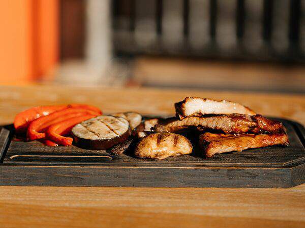 Burger Prime - Свиные рёбра барбекю с гарниром и соусом