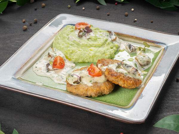 Мята Platinum - Куриные котлетки с картофельно-гороховым пюре