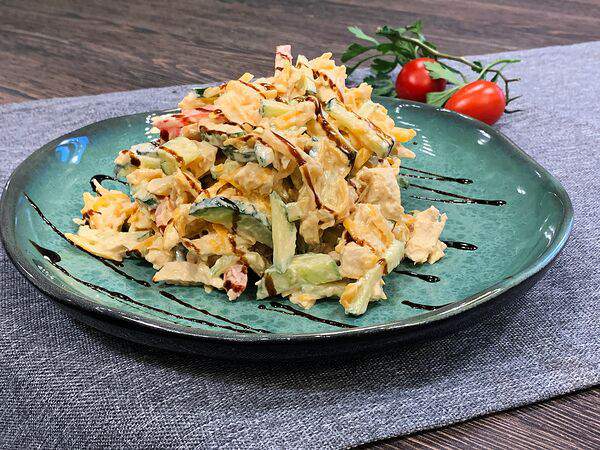 ВкусняША - Салат с отварной курицей и сметаной заправкой