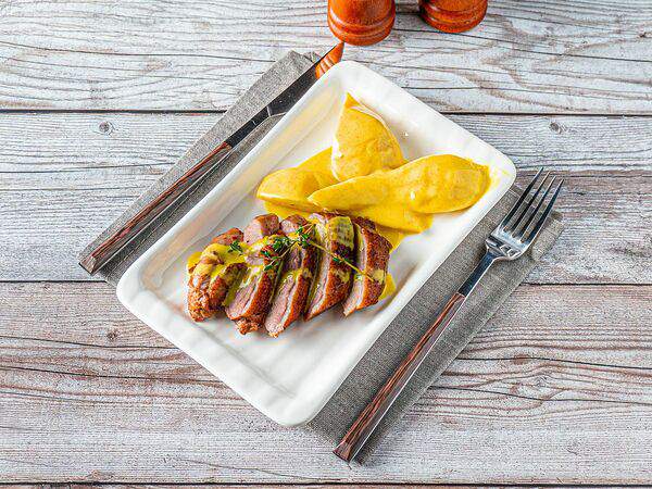 Ресторан Емеля - Румяная утиная грудка с пьяной грушей