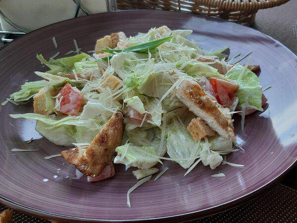 Корица - Салат Цезарь с курицей