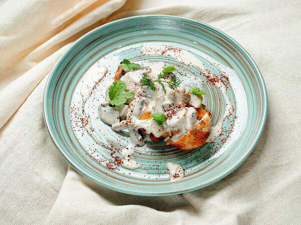 Кинза - Шашлык из куриной грудки с грибами в сметанном соусе