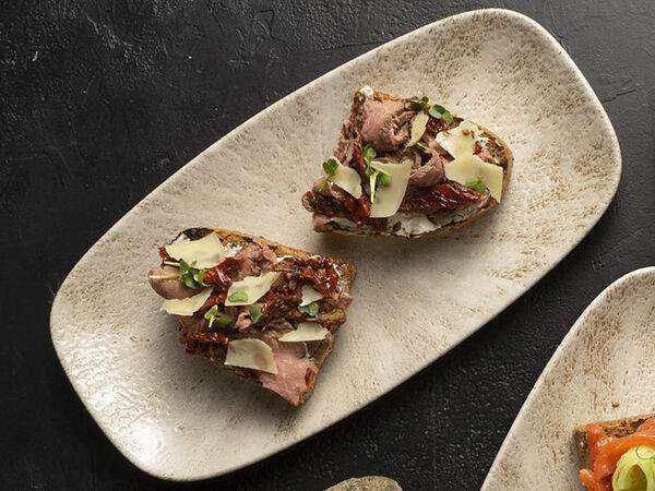 Golden Coffee - Брускетта с ростбифом