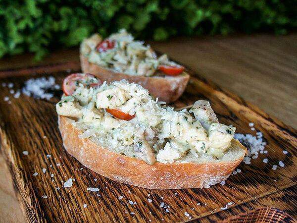Цех этого города - Брускетта с куриной грудкой и песто