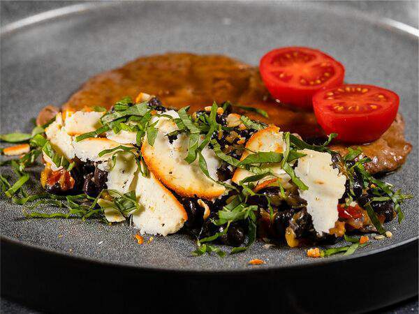 Ресторан Строгов - Отбивная из косули с гарниром из черной фасоли прето, сыром белпер и пряным мясным соусом