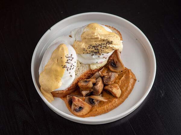 I'm Thankful for Today - Яйцо пашот на тосте с сыром Халлуми, шампиньонами и сырным соусом