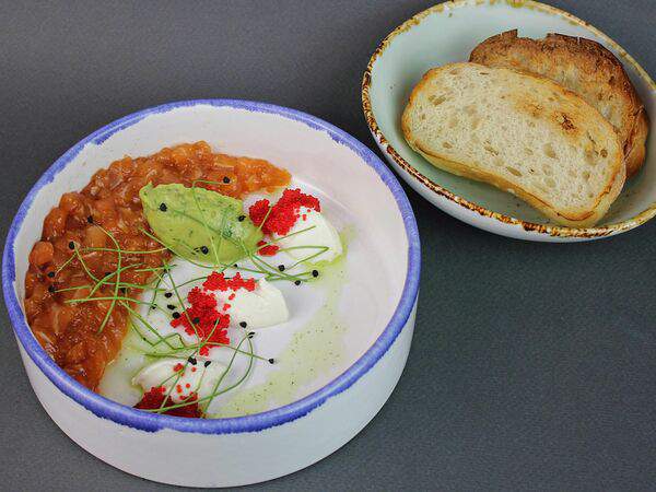 Бар Сплетни - Тартар из лосося с гуакамоле