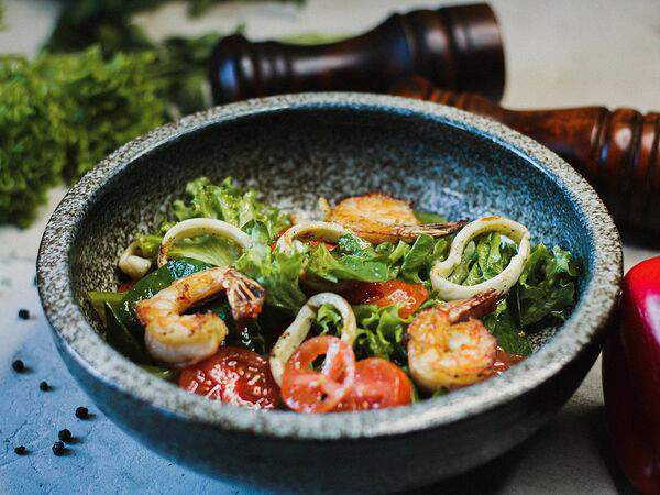 Dirty boots irish pub - Салат с кальмаром и креветками