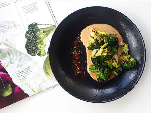 GM cafe - Брокколи гриль с ореховым соусом