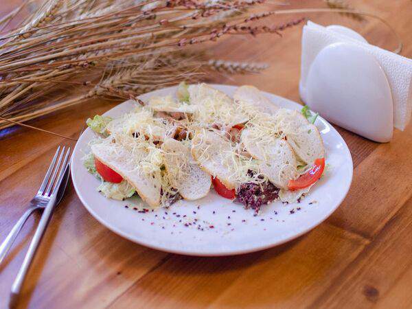 Кафе-пекарня Бенье - Салат Цезарь с лососем