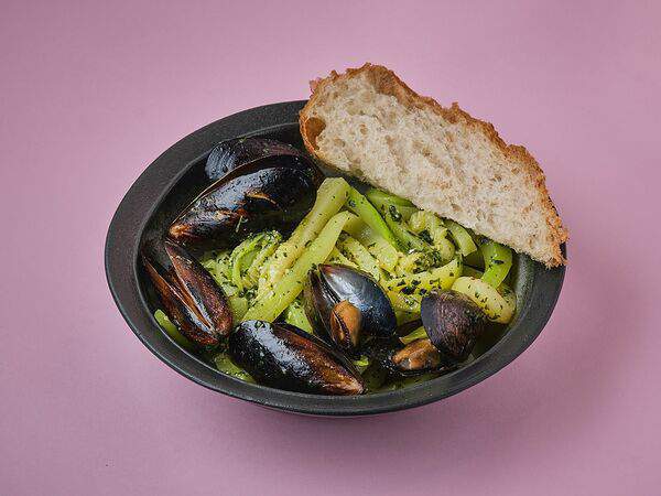 Manick Cakes - Паста из цукини с мидиями и соусом песто