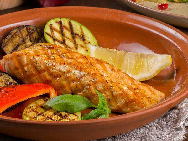 Михас - Запеченный стейк из семги с овощами гриль