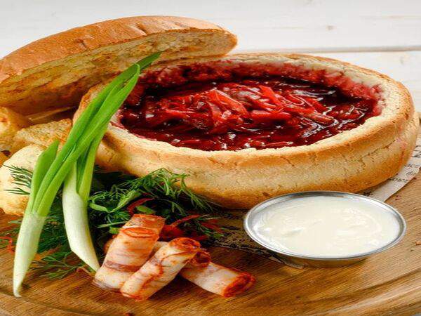 Лель - Борщ в буханке хлеба, подается с салом, сванской солью, зеленым луком и чесноком