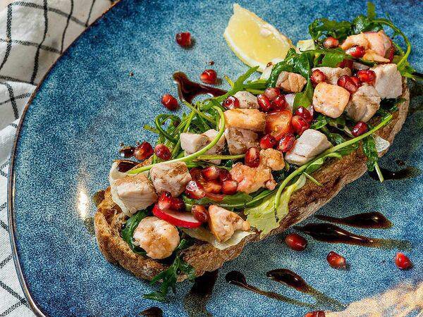 Гастромаркет The Eda - Брускетта с жареным лососем и тунцом