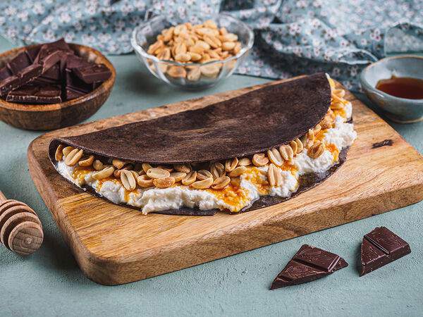 Тюбетей - Сладкий кыстыбургер с творогом, арахисом и карамелью