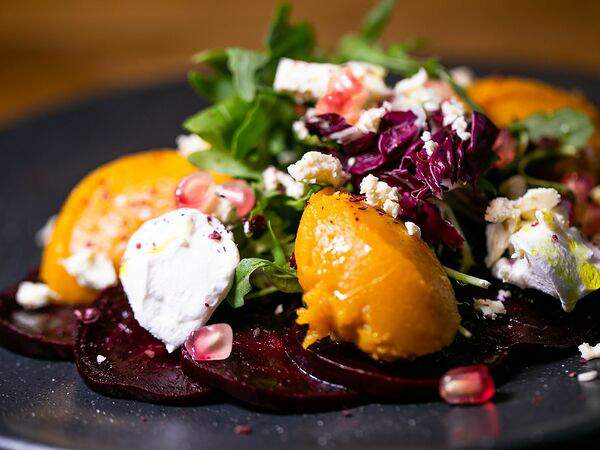 Кафе-пекарня Поль Бейкери - Салат со свёклой и запеченной тыквой