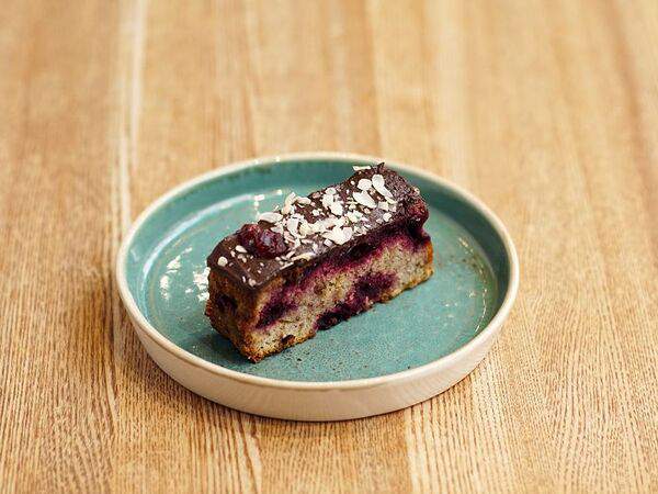 Mola mola coffee - Ореховый кекс с вишней и темным шоколадом